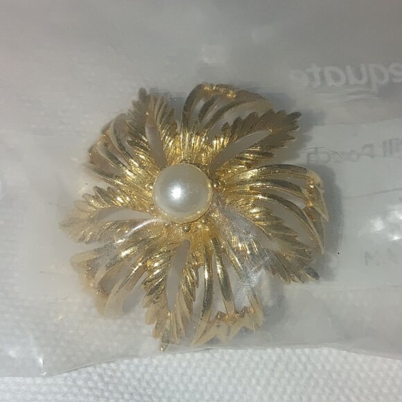 Lisner Faux Pearl Accents Leaf Gold Tone Brooch Pin Vintage Round Stamped Signed - Picture 6 of 9